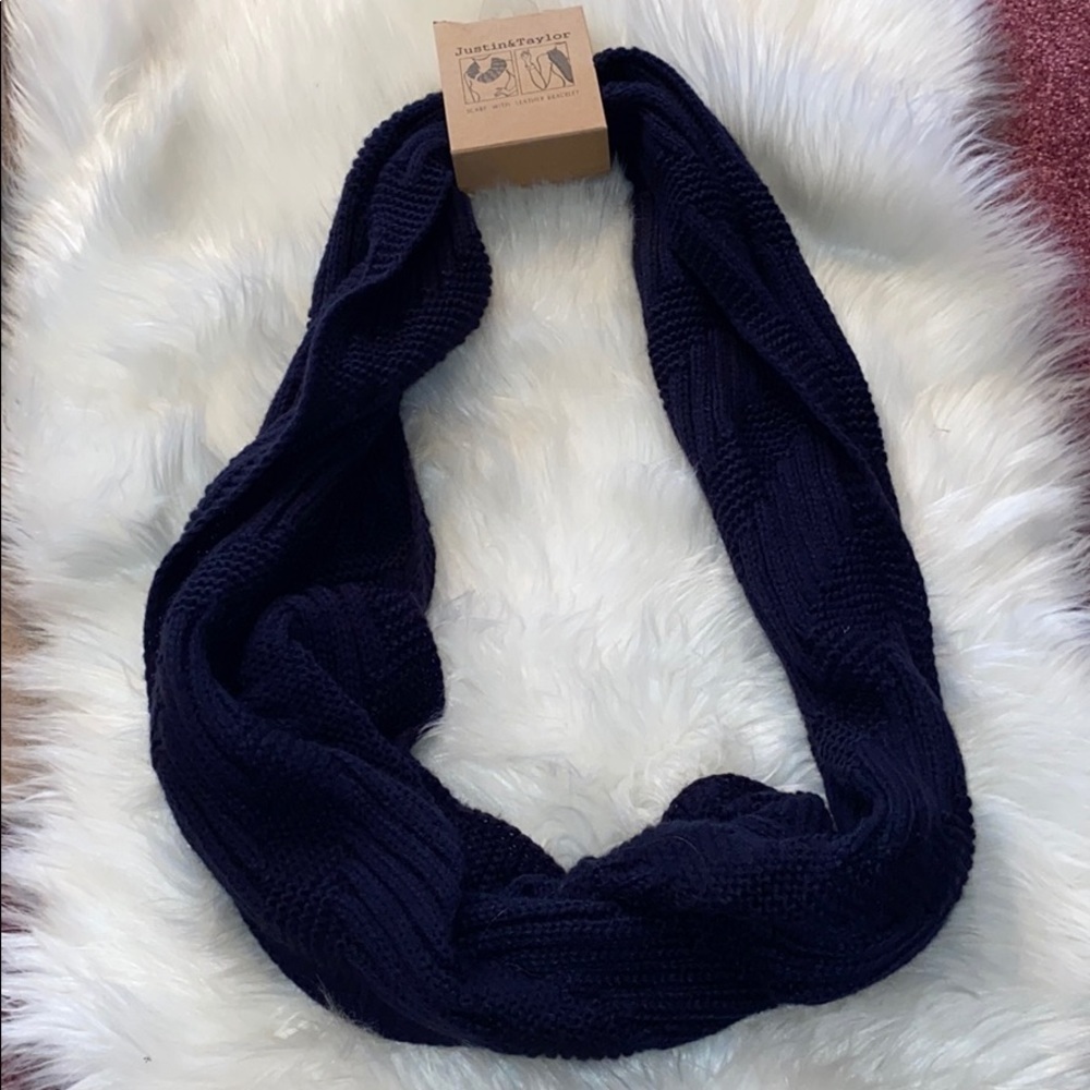 New Justin & Taylor Scarf